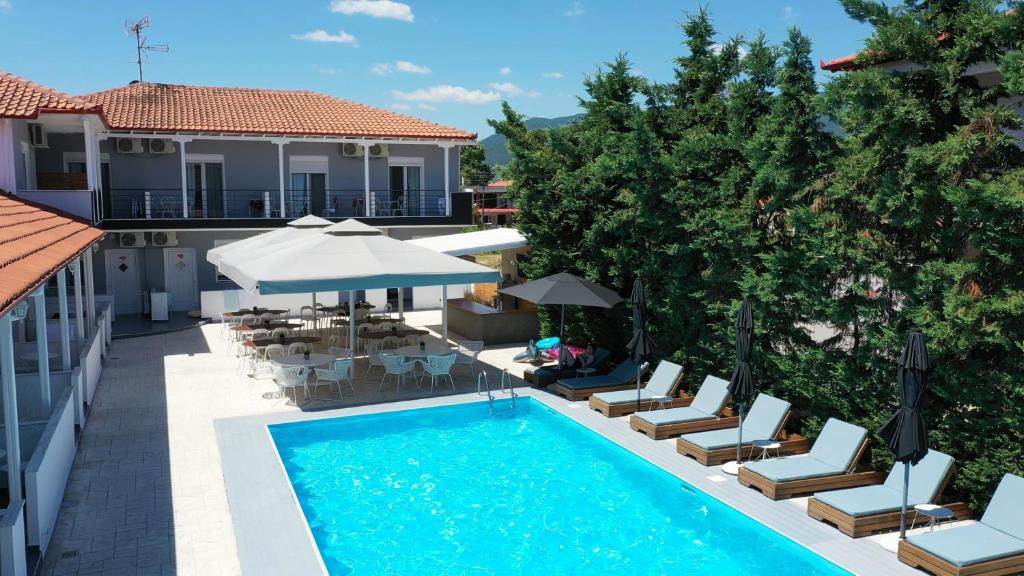 Basen w obiekcie Philoxenia Suites lub w pobliżu
