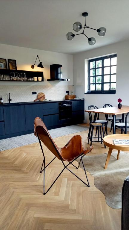 ein Wohnzimmer mit einem Stuhl und einem Tisch in der Unterkunft Villa Luna in Sedlec