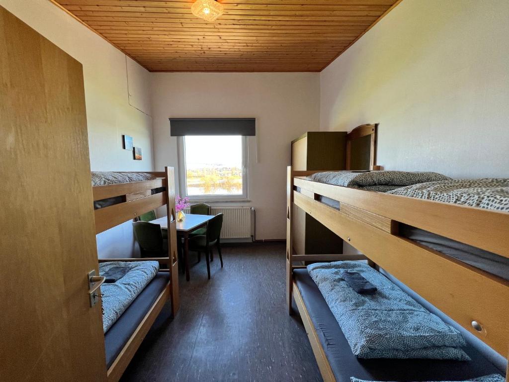 Camping am Bootshaus - غرفة رباعية مطلة على الجبل