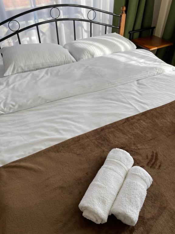Postel nebo postele na pokoji v ubytování CHOGO Hotel Kutaisi