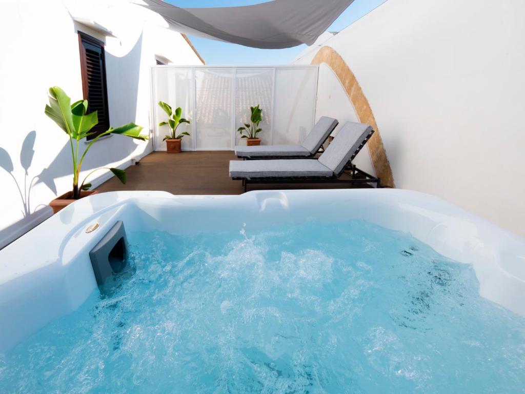 una bañera de hidromasaje en el patio trasero de una casa en Villa Favorita Hotel & Events, en Marsala