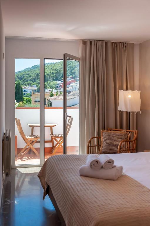 Postel nebo postele na pokoji v ubytování Hostal Es Niu de Tamariu