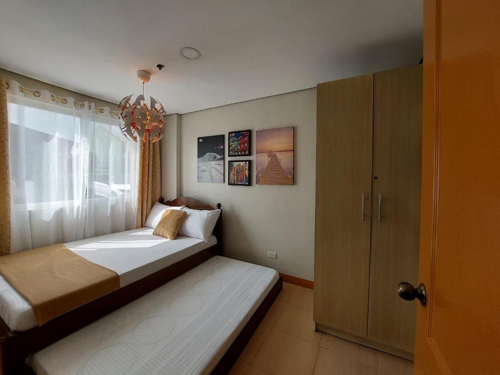 Xiana's Condotel tesisinde bir odada yatak veya yataklar
