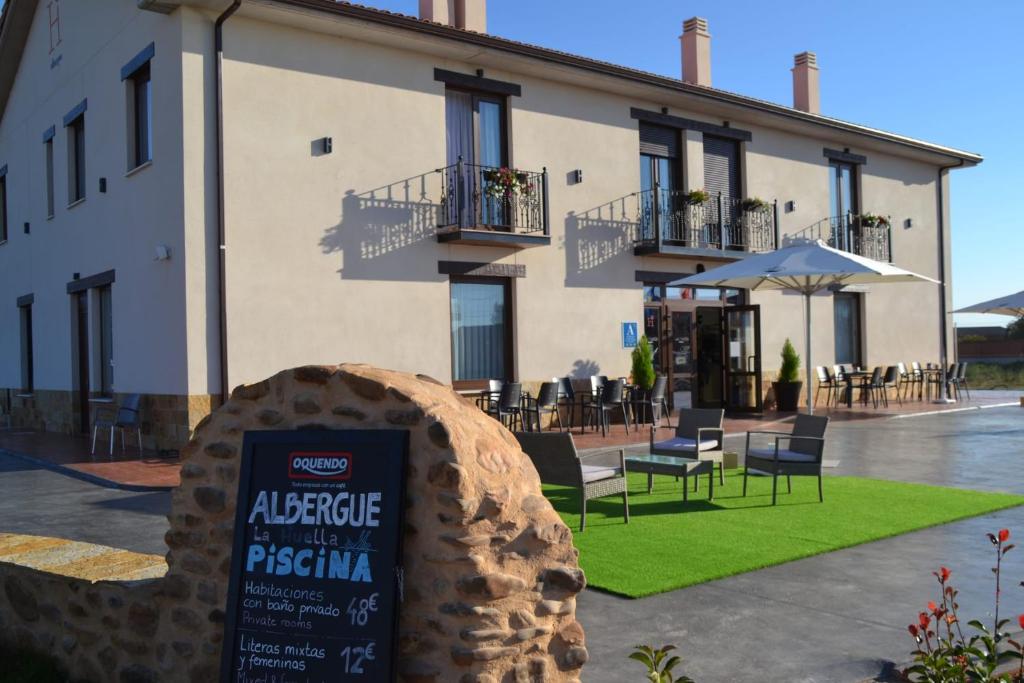 サン・マルティン・デル・カミーノにあるAlbergue La Huellaの看板が目の前にある建物