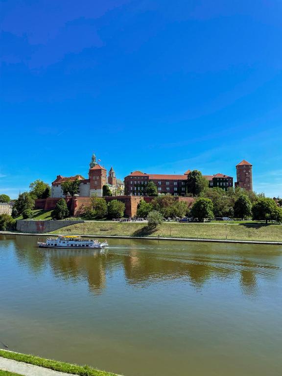 Výhled na řeku, která protéká v blízkosti hotelu