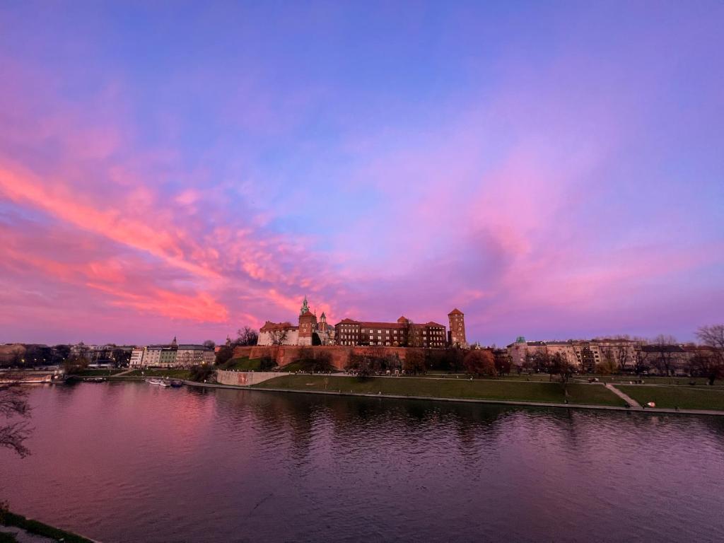 Výhled na řeku, která protéká v blízkosti hotelu