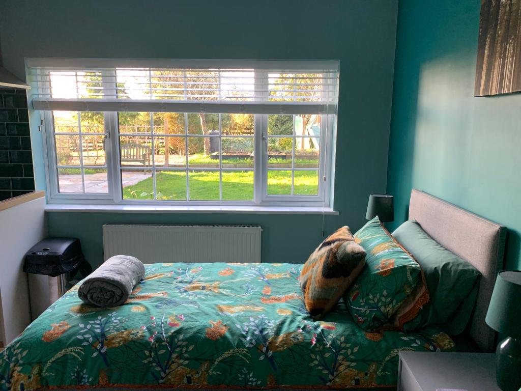 Llit o llits en una habitació de Walnut Lodge, Timberland