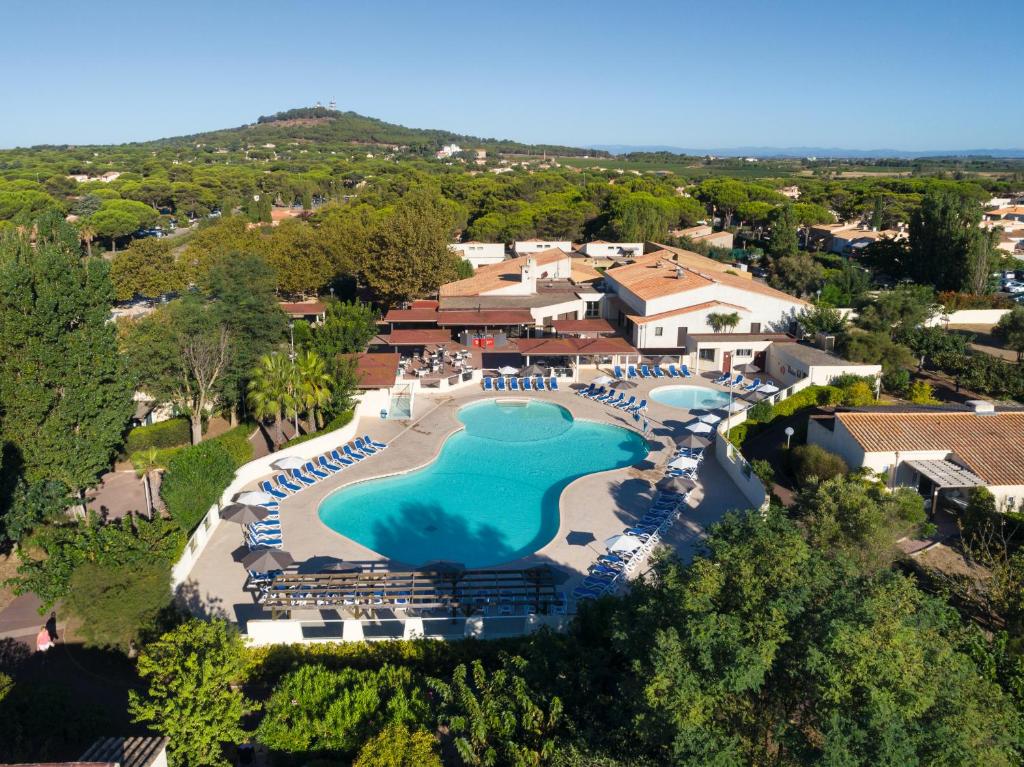 een luchtzicht op een resort met een zwembad bij SOWELL Family Cap d’Agde in Cap d'Agde