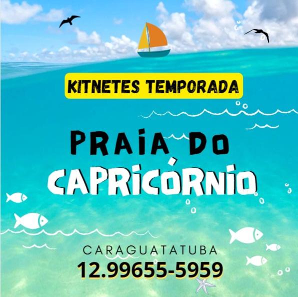 ein Plakat für eine Party im Meer mit einem Segelboot in der Unterkunft Kitnetes & Aptos Praia do Capricórnio in Caraguatatuba