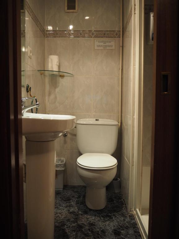 Koupelna v ubytování Hostal Acella