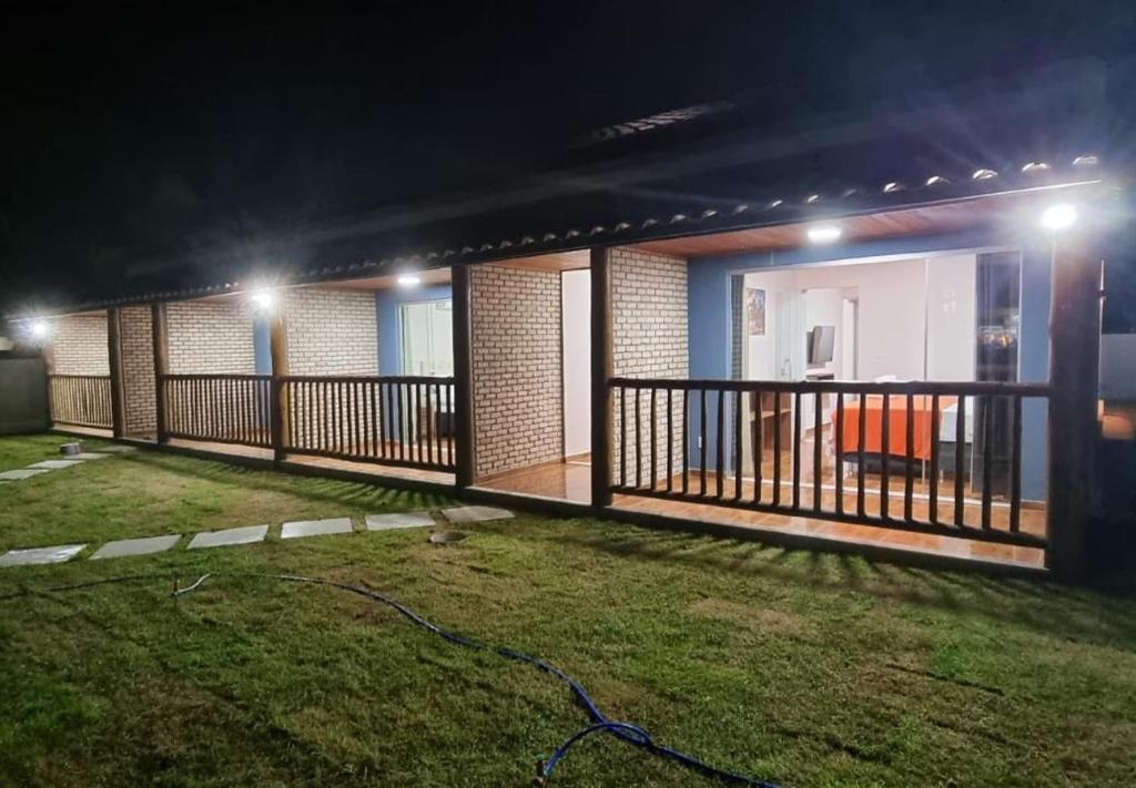 ein Haus mit Balkon in der Nacht in der Unterkunft Vila Taipu in Barra Grande