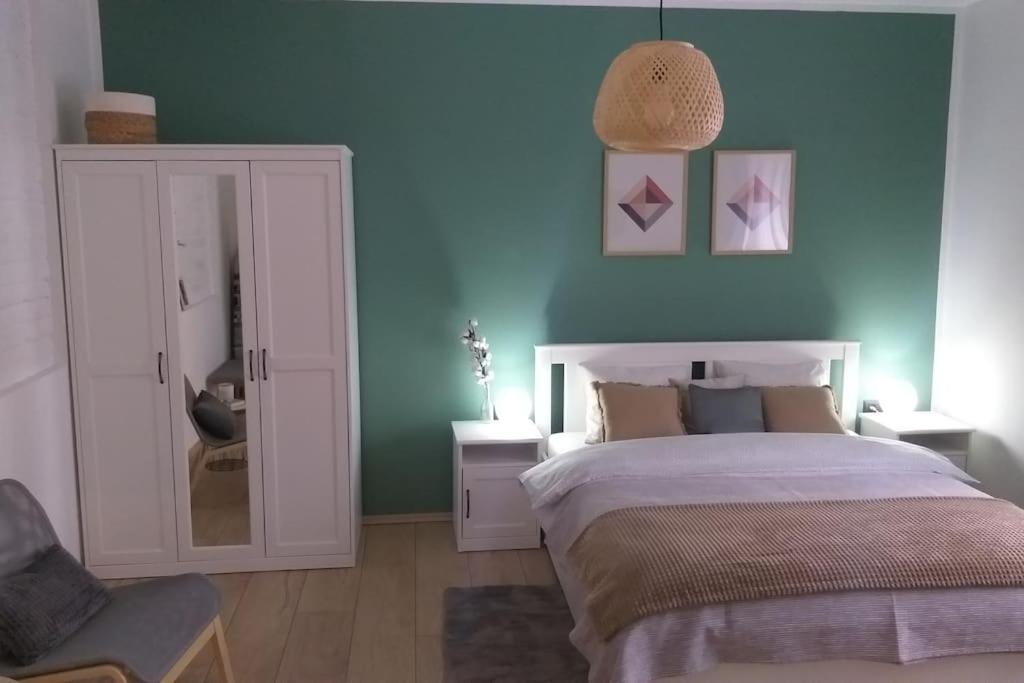 una camera con letto e parete blu di White brick Apartment a Zagabria