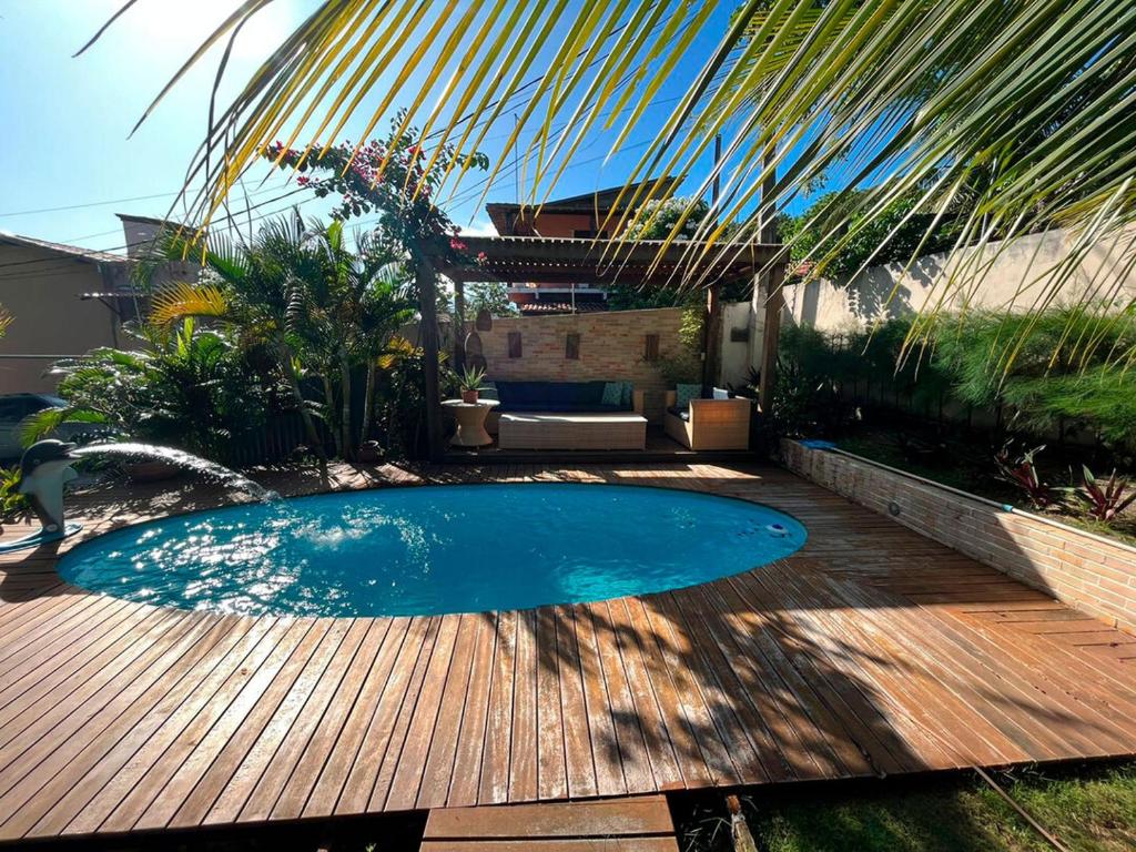 una pequeña piscina azul en una terraza de madera en Casa na Praia da Pipa próximo a Praia do Amor - RN, en Pipa