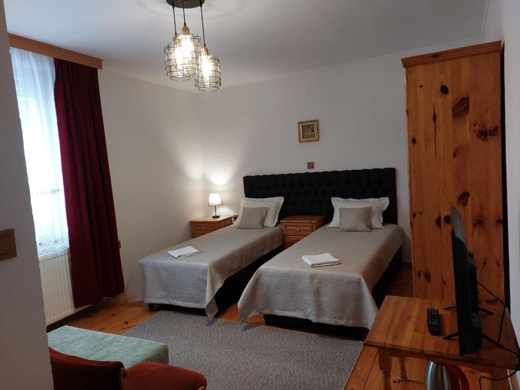 pokój hotelowy z 2 łóżkami i telewizorem w obiekcie Стаи за гости Валеьови w mieście Bansko