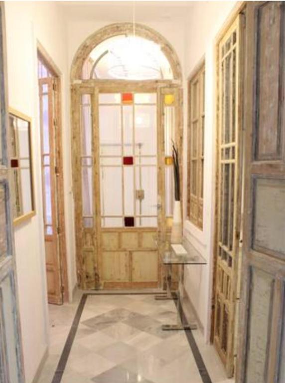 korytarz z drzwiami w pokoju z w obiekcie Amazing Sevilla Apartamento w Sewilli