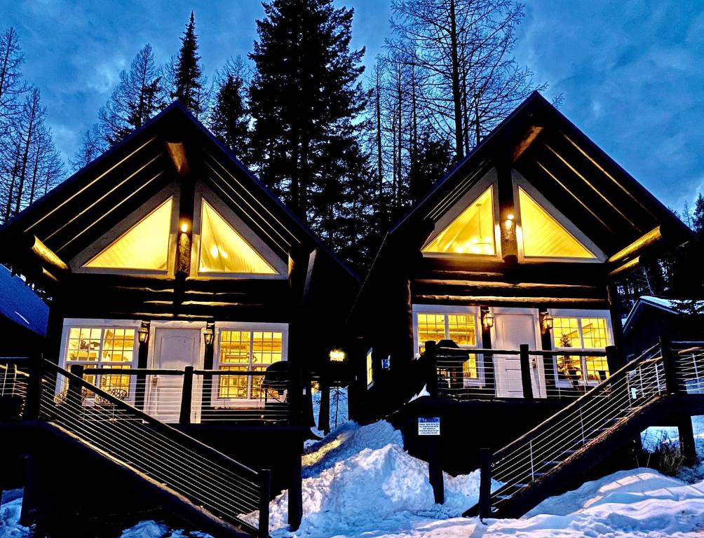 懷特菲什的住宿－Black Bear Cabin 2，雪中的一个小木屋
