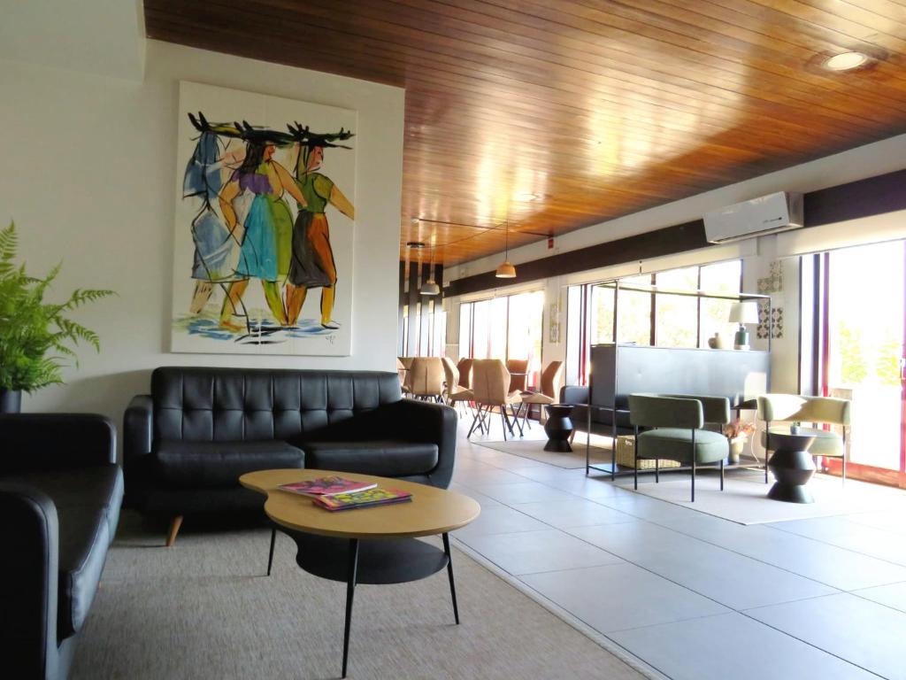 - un salon avec un canapé et une table dans l'établissement AquaHotel, à Ovar