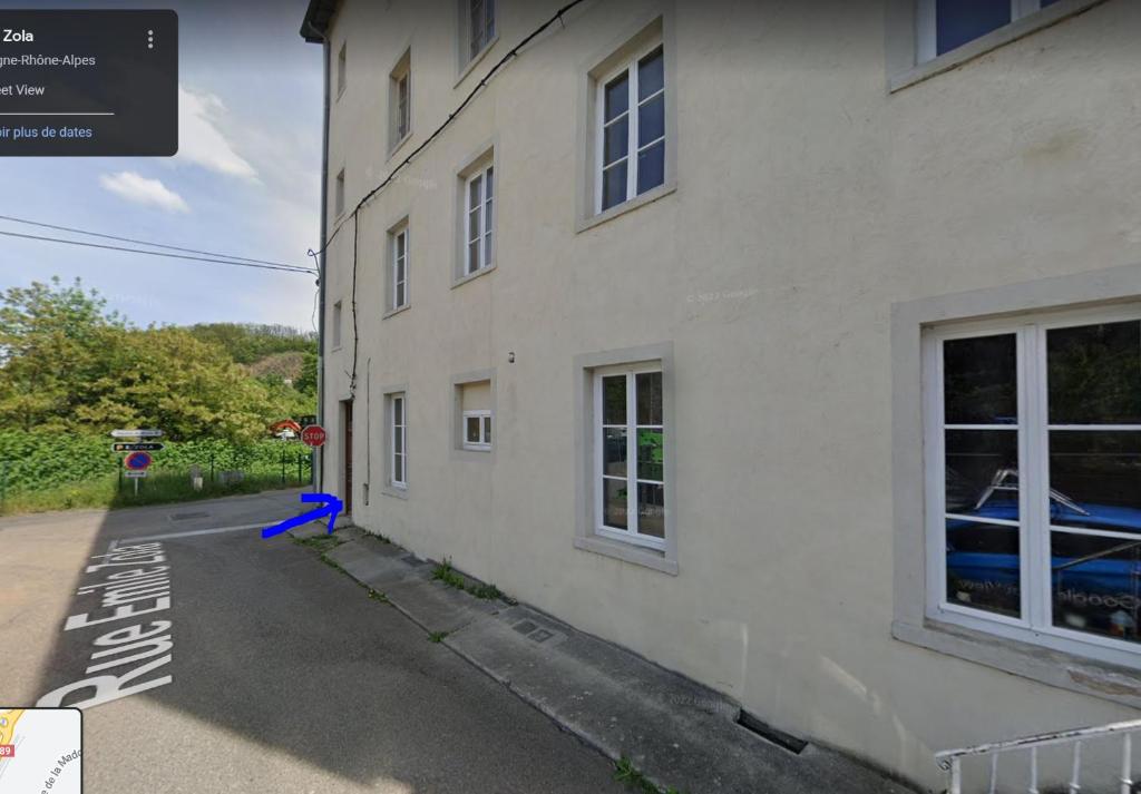 un edificio blanco con una ventana en el costado en Bienvenue à L'Arbresle et son cœur historique !, en L'Arbresle