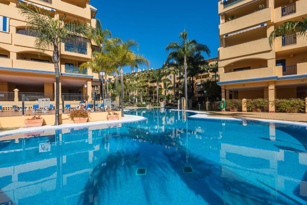 une piscine en face d'un bâtiment dans l'établissement Apartamento Nueva Alcántara Beach, à Marbella