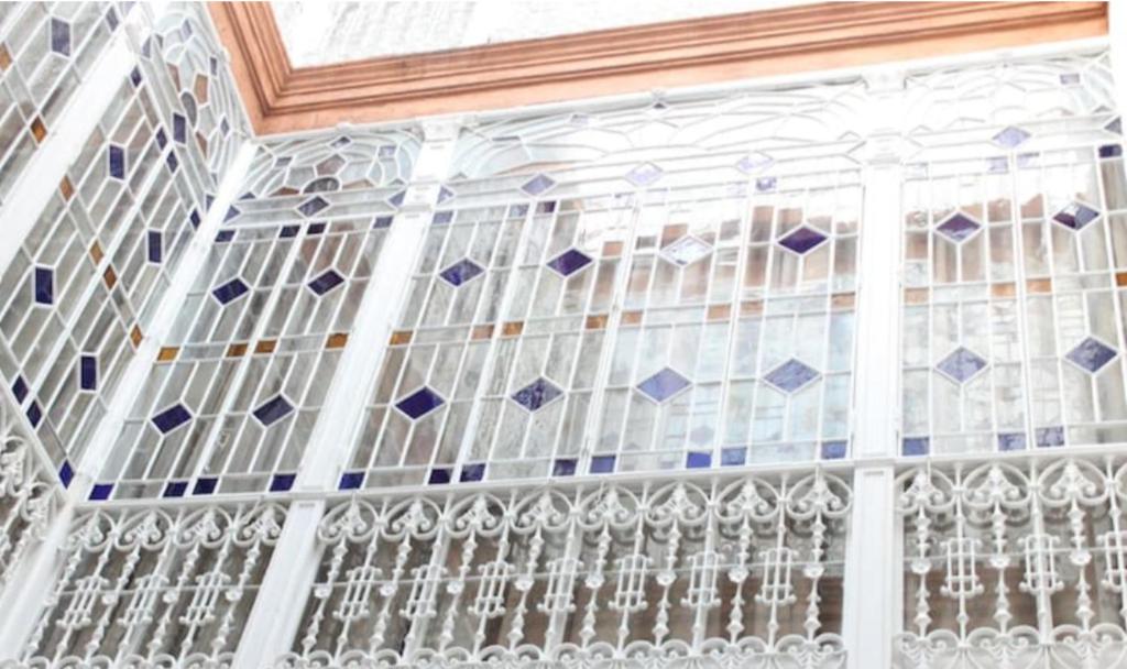 okno z białym i niebieskim witrażem w obiekcie Amazing Sevilla Apartamento w Sewilli