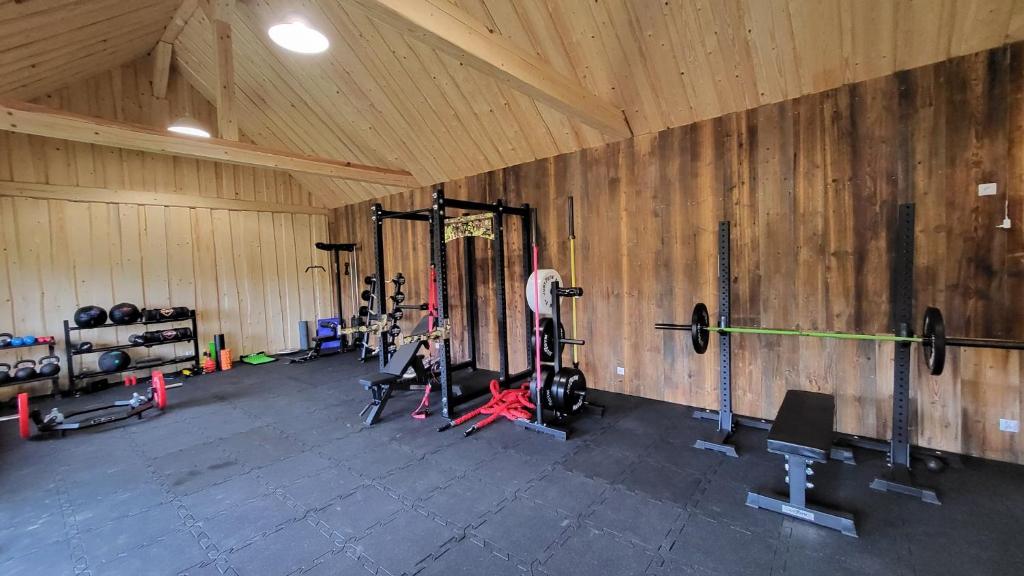 Posilňovňa alebo fitness centrum v ubytovaní Apartamenty 8 i 10 osobowe Koniakówka Resort