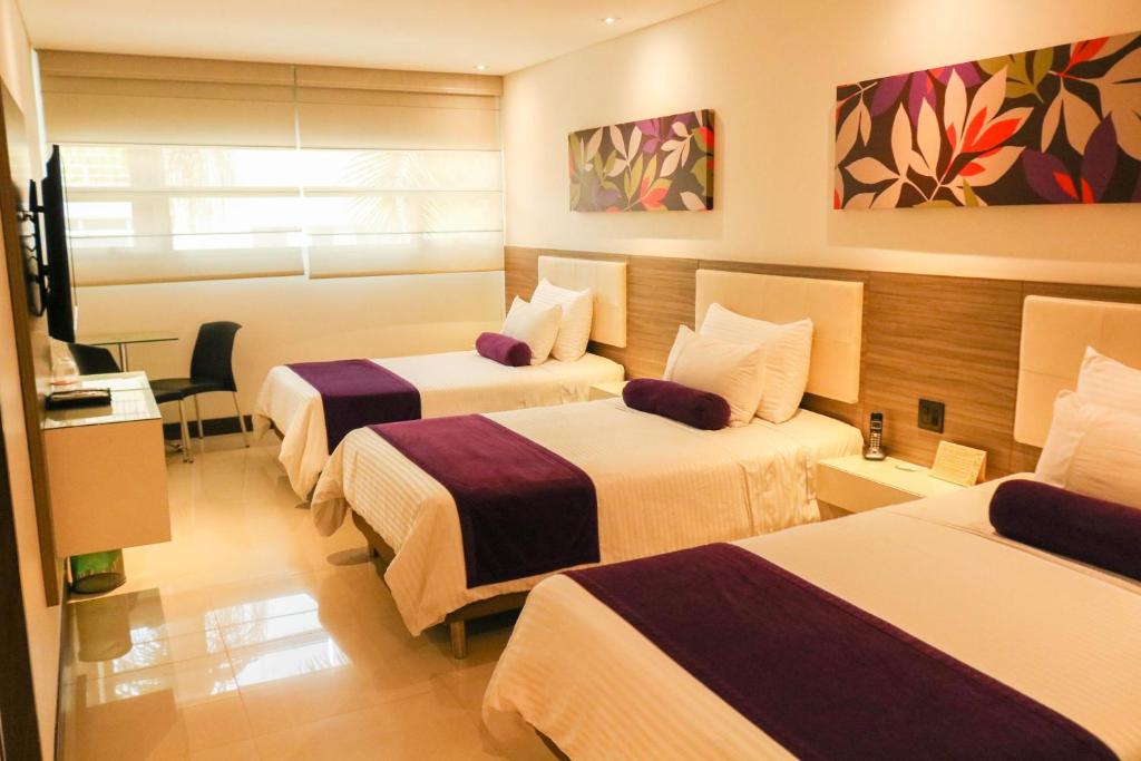 Postel nebo postele na pokoji v ubytování Hotel Loyds