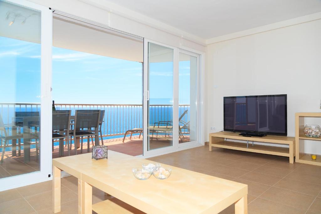 Televízia a/alebo spoločenská miestnosť v ubytovaní UHC COSTA PINOSMAR APARTMENTS