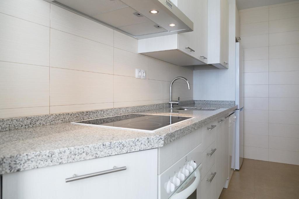 Kuchyňa alebo kuchynka v ubytovaní UHC COSTA PINOSMAR APARTMENTS