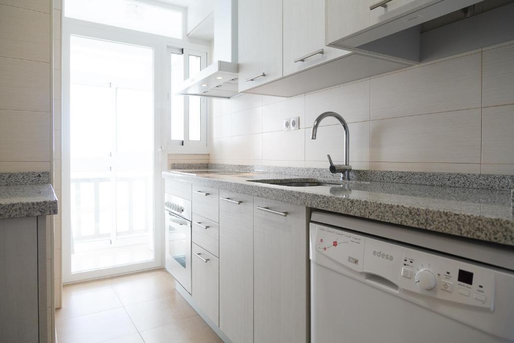 Kuchyňa alebo kuchynka v ubytovaní UHC COSTA PINOSMAR APARTMENTS