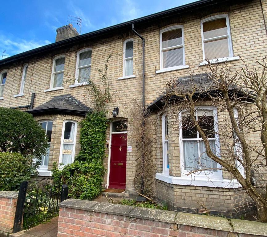 una casa de ladrillo con puerta roja en Number 34 Bed and Breakfast York, en York