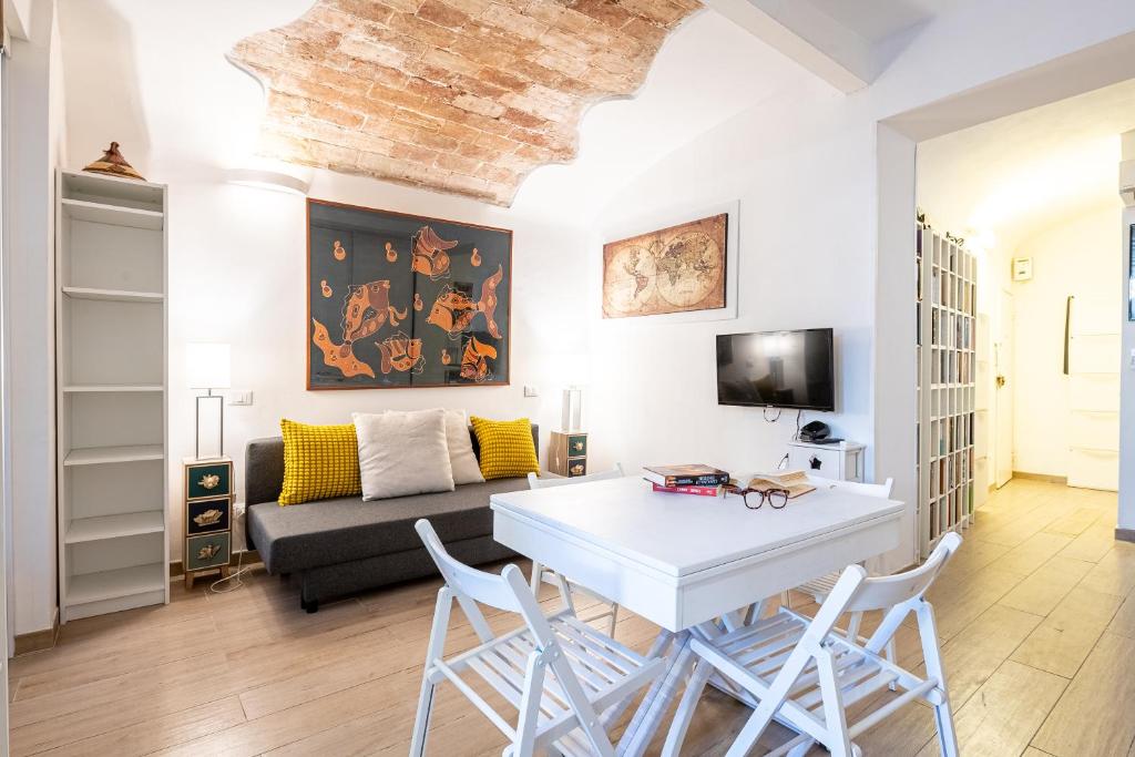 A television and/or entertainment centre at Oltrarno Bright Apartment con Patio Privato