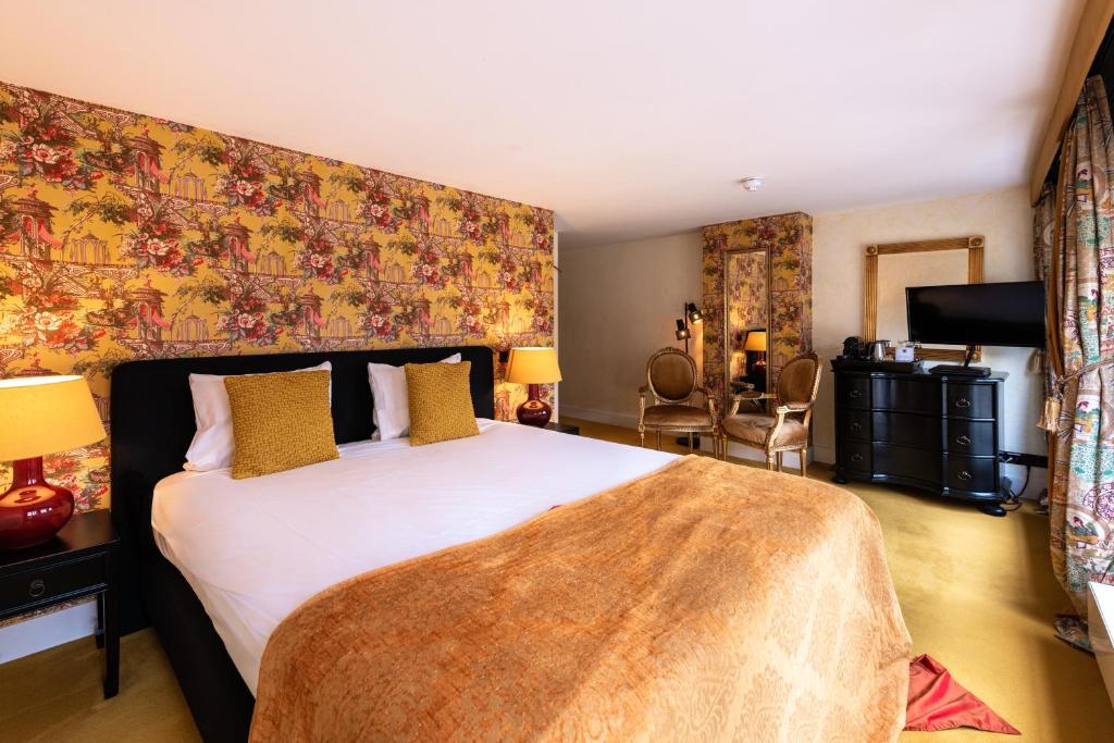 Een bed of bedden in een kamer bij Grand Boutique Hotel-Restaurant Huis Vermeer