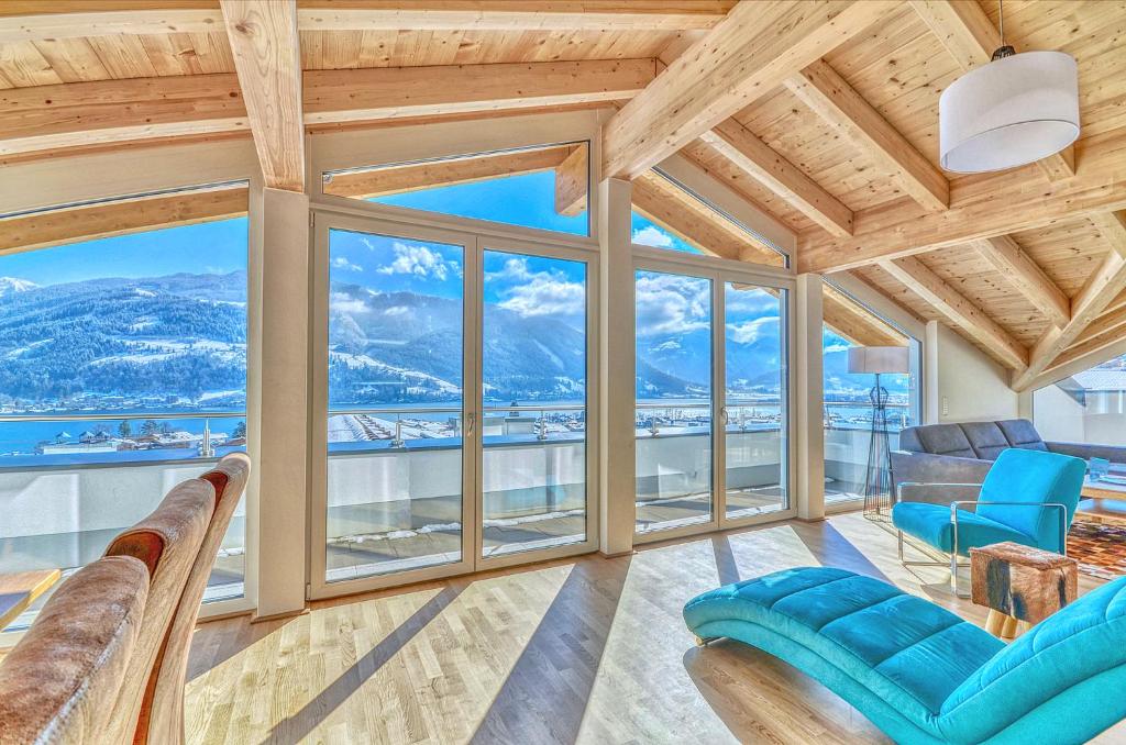 ツェル・アム・ゼーにあるApartment Snowmountain - by Alpen Apartmentsの山々の景色を望むリビングルーム