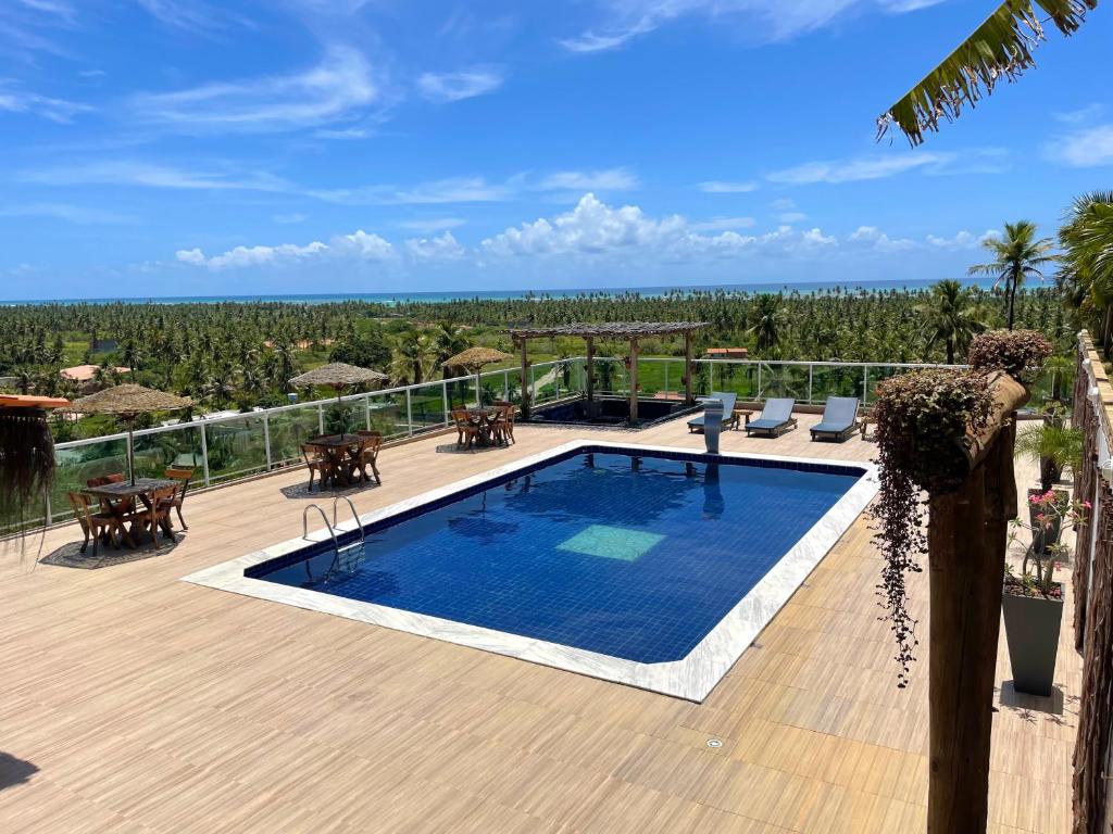 una piscina en la terraza de una villa en Chalés Alto dos Milagres en São Miguel dos Milagres