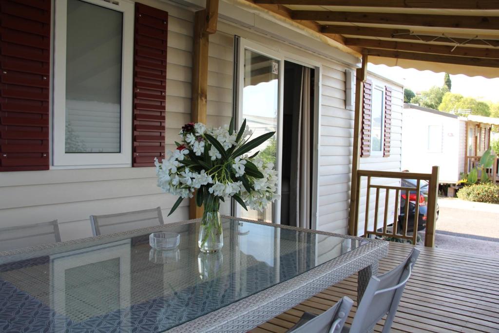 Balkón alebo terasa v ubytovaní Mobile-Home 3 chambres Camping 4 étoiles Siblu