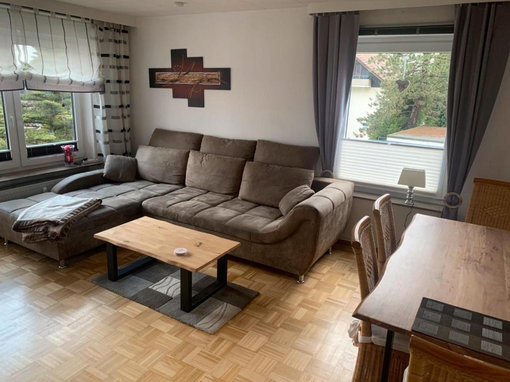 sala de estar con sofá y mesa en Ferienwohnungen Kolsdorf A, en Braunlage