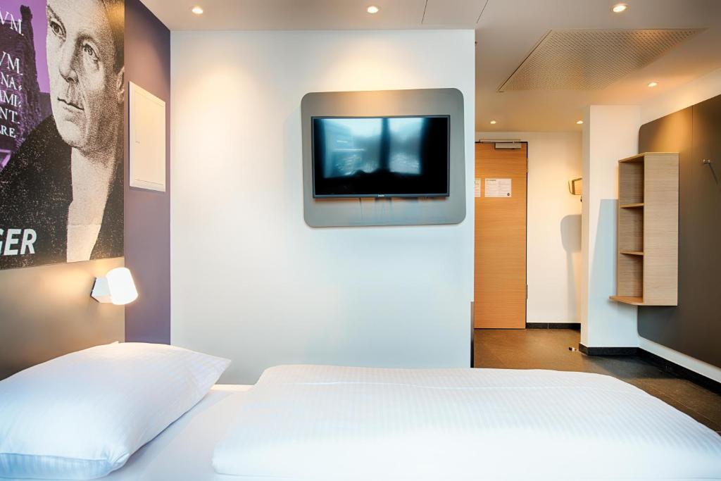 Postel nebo postele na pokoji v ubytování B&B Hotel Augsburg-West