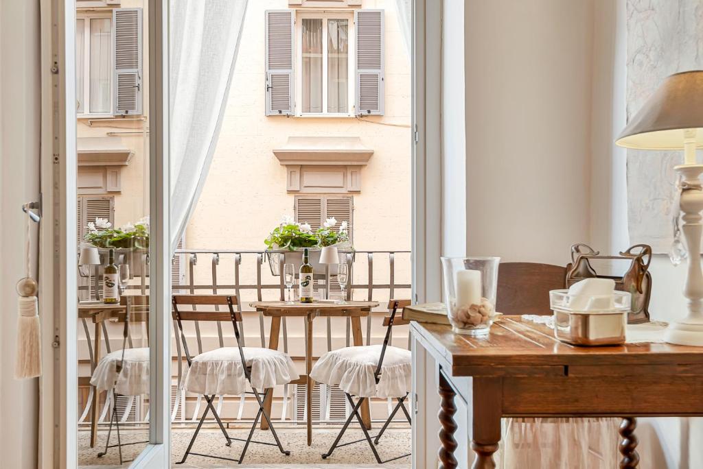 an apartment with a balcony with a table and chairs at Suite Royal in La Spezia