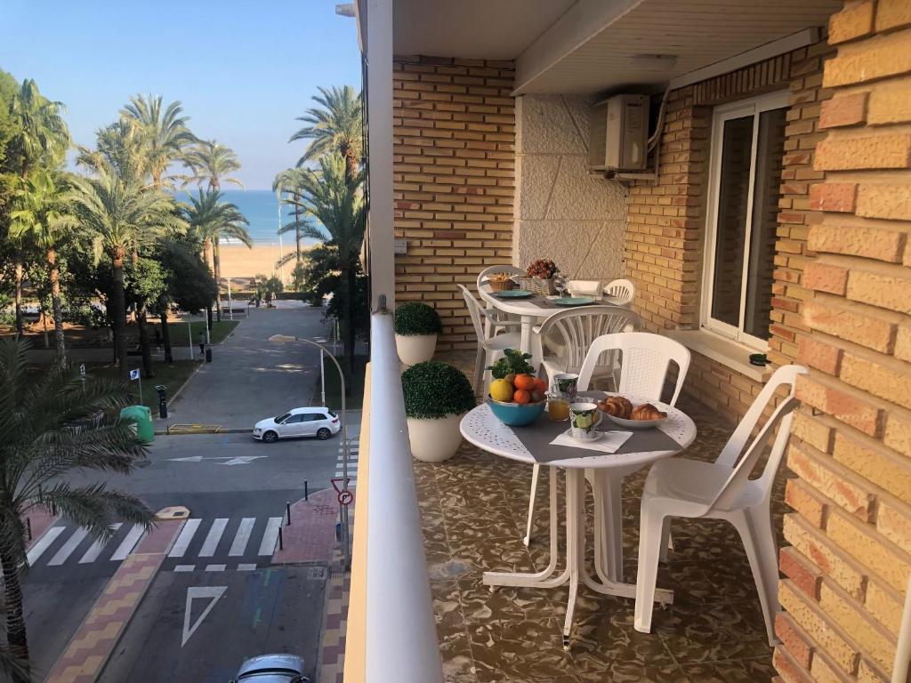 庫列拉的住宿－A 50 m de la plage，阳台配有2张桌子和椅子。