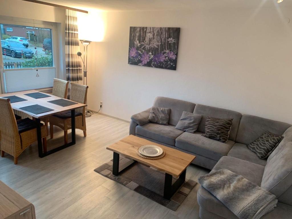 uma sala de estar com um sofá e uma mesa em Ferienwohnungen Kolsdorf B em Braunlage
