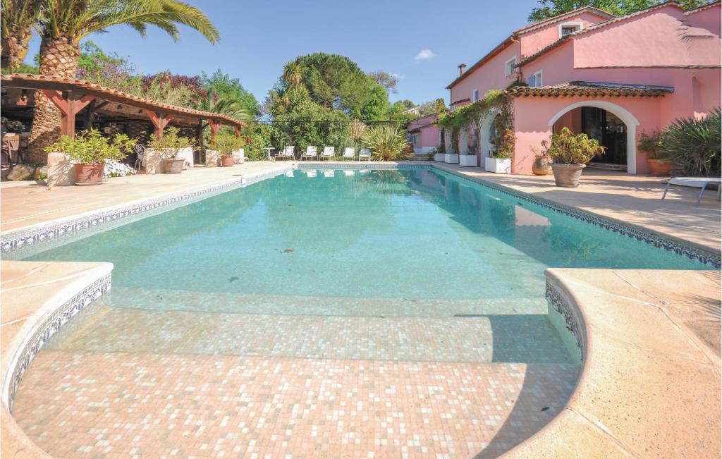 een zwembad in het midden van een huis bij Nice Home In Plascassier With Wifi, Private Swimming Pool And Outdoor Swimming Pool in Plascassier