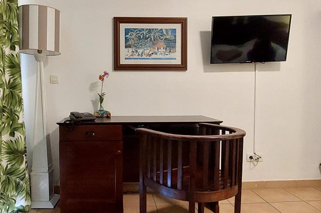 TV a/nebo společenská místnost v ubytování Au beau village studio avec piscine magnifique