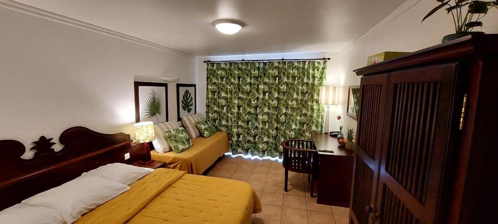 Postel nebo postele na pokoji v ubytování Au beau village studio avec piscine magnifique