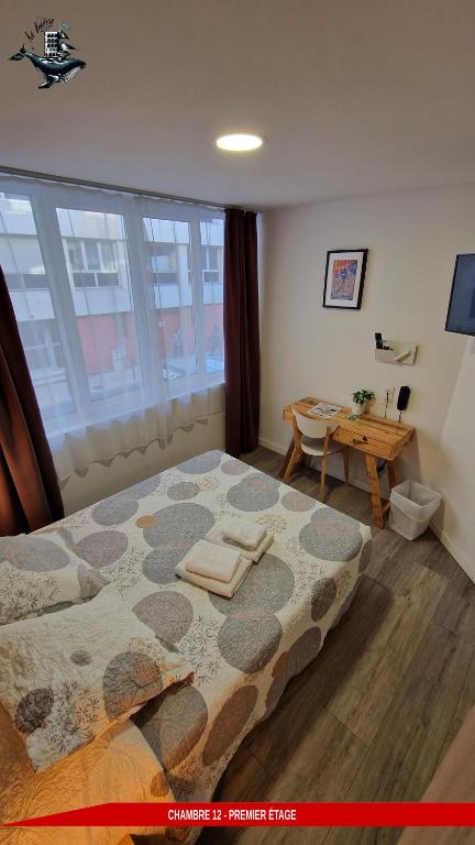 Postel nebo postele na pokoji v ubytování Hôtel Au Valéry