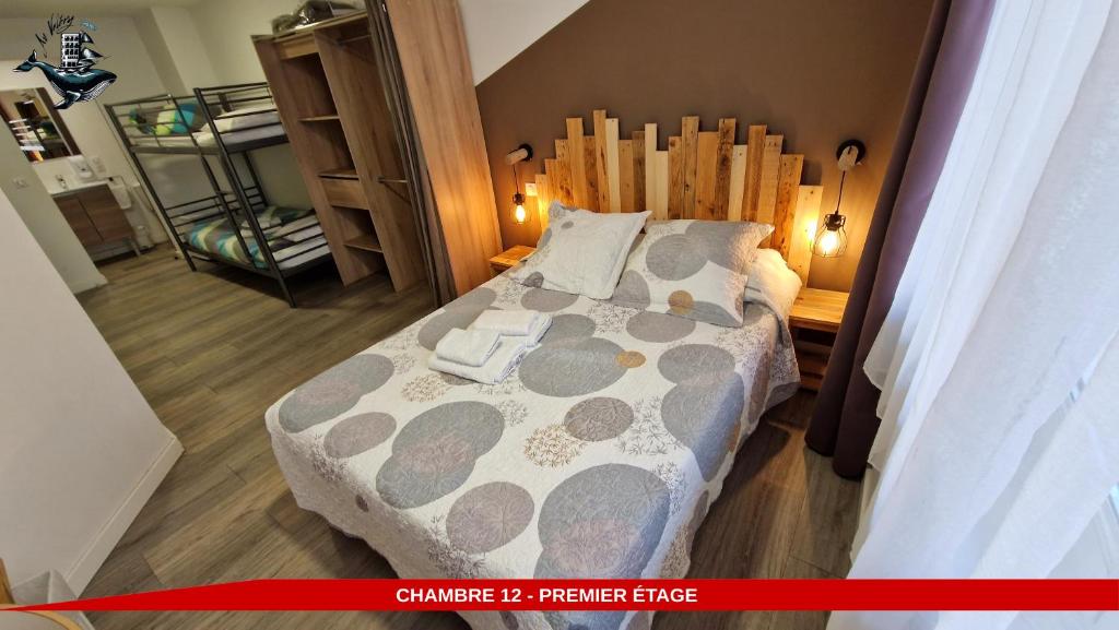 Postel nebo postele na pokoji v ubytování Hôtel Au Valéry