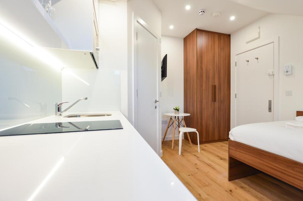 Postel nebo postele na pokoji v ubytování West Hampstead Serviced Apartments by Concept Apartments