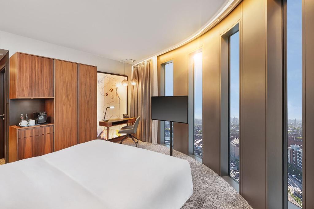 TV a/nebo společenská místnost v ubytování HYPERION Hotel München
