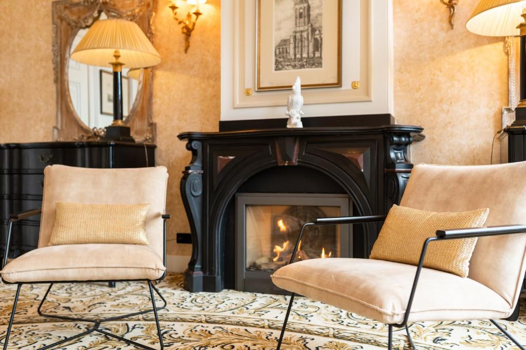 Een zitgedeelte bij Grand Boutique Hotel-Restaurant Huis Vermeer