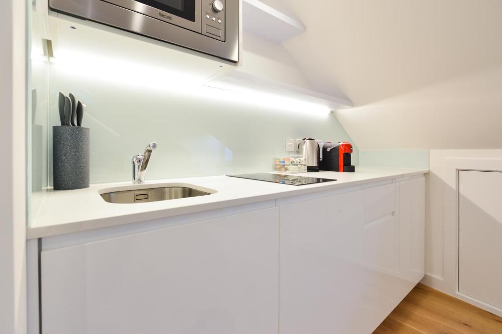 Kuchyň nebo kuchyňský kout v ubytování West Hampstead Serviced Apartments by Concept Apartments