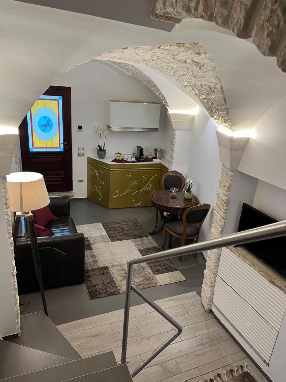 ein Wohnzimmer mit einem Sofa und einem Tisch in der Unterkunft Suite San Martino in Martina Franca